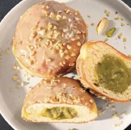 Pączek z pistacjami i kremem pistacjowym