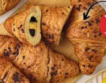 Croissant z nadzieniem orzechowo-kakaowym i o smaku waniliowym