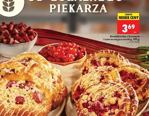 Drożdżówka z kremem i czerwoną porzeczką