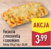 Focaccia z mozzarellą i czosnkiem