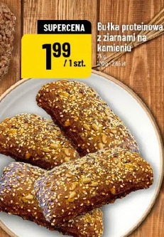 Bułka proteinowa z ziarnami na kamieniu