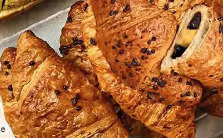 Croissant z nadzieniem orzechowo-kakaowym i o smaku waniliowym
