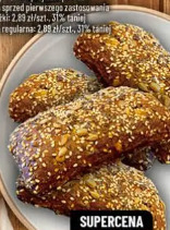 Bułka proteinowa z ziarnami na kamieniu