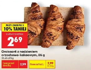 Croissant z nadzieniem orzechowo-kakaowym