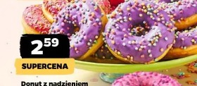 Donut z nadzieniem jagodowym