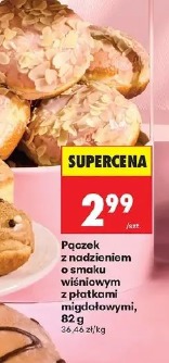 Pączek z nadzieniem o smaku wiśniowym z płatkami migdałowymi