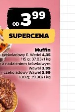 Muffin czekoladowy E. Wedel z nadzieniem truskawkowym