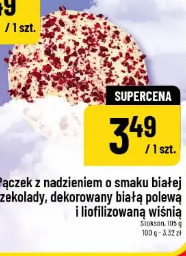 Pączek z nadzieniem o smaku białej czekolady, dekorowany białą polewą i liofilizowaną wiśnią