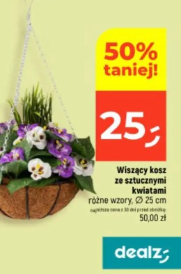 Wiszacy kosz ze sztucznymi kwiatami