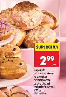 Pączek z nadzieniem o smaku wiśniowym z płatkami migdałowymi