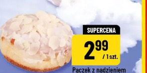 Pączek z nadzieniem wiśniowym, dekorowany płatkami migdałowymi