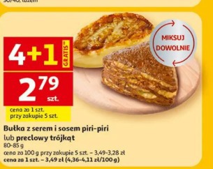 Bułka z serem i sosem piri-piri lub preclowy trójkąt