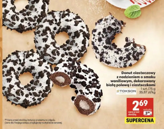 Donut ciasteczkowy z nadzieniem o smaku waniliowym, dekorowany białą polewą i ciasteczkami Stokson