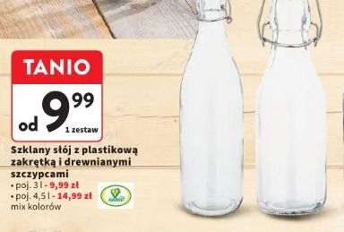 Szklany słój z plastikową zakrętką i drewnianymi szczypcami